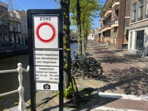een verkeersbord voor een geslotenverklaring in de binnenstad van Delft