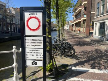 een verkeersbord voor een geslotenverklaring in de binnenstad van Delft
