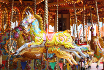 een paard in een draaimolen op de kermis