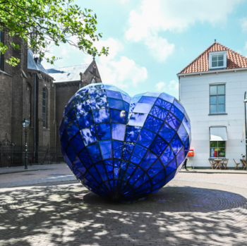het kunstwerk Het Blauwe Hart in de binnenstad van Delft