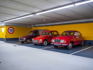 drie geparkeerde auto's in de Prinsenhofgarage