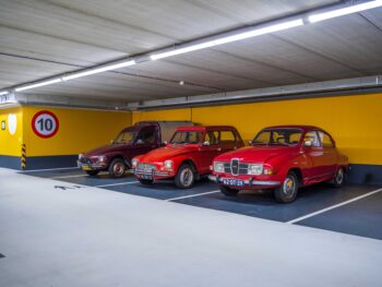 drie geparkeerde auto's in de Prinsenhofgarage